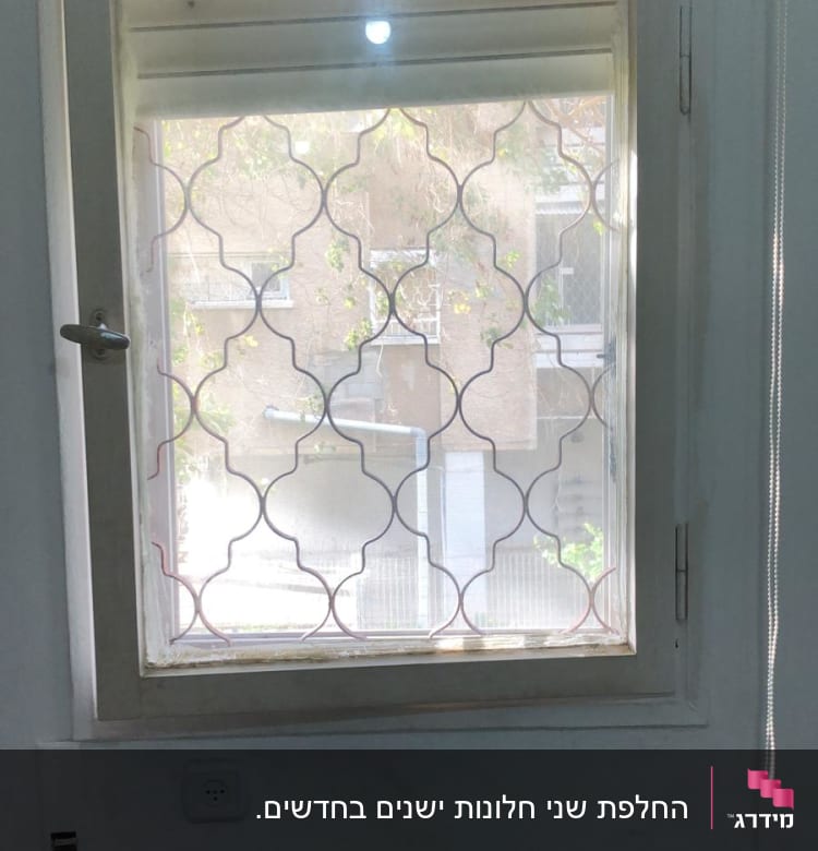 חלון אלומיניום עם סורג דקורטיבי